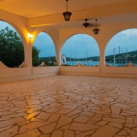 Black Pearl Suites Tisno
