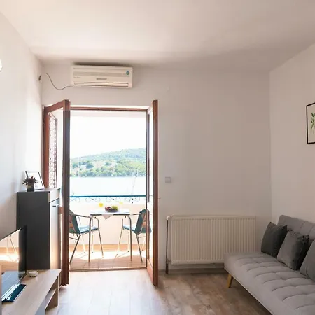 Black Pearl Suites 2* Tisno